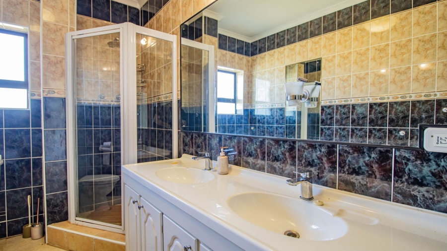 4 Bedroom Property for Sale in Pearl Bay Western Cape